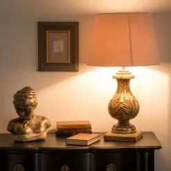 Maisons Du Monde Lampes à Poser Lampe Classique Sculptée Doré Vieilli Et Coton Blanc 10 Maisons Du Monde Lampes à Poser Lampe Classique Sculptée Doré Vieilli Et Coton Blanc -Luminaires Soldes Boutique lampe classique sculptee dore vieilli et coton blanc 1000 3 16 165328 7