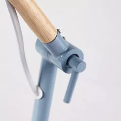 Maisons Du Monde Lampes De Chevet Enfant Lampe De Bureau En Métal Bleu Et Hévéa -Luminaires Soldes Boutique lampe de bureau en metal bleu et hevea 1000 5 20 181650 5